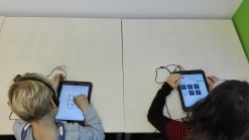 Grundschulkinder spielen "MusVis" auf dem iPad.(c) Maria Rauschenberger